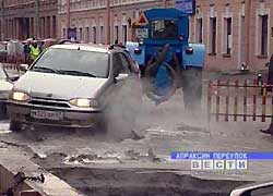 Автомобиль чуть ли не провалилась в яму с кипяточком. Необходимо напомнить, что фото rtr. spb. ru.
