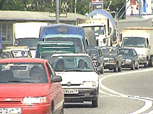 ГИБДД рекомендует автомобилистам быть внимательнее на дороге в жару и возить с собой воду