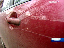 Москвичи-владельцы исцарапанных за ночь машин считают, что эдак|по барабасу их принуждают платить за парковки