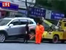 Внедорожник Шевроле увез на для себя большой эвакуатор: водительница не возжелала отдавать свою автомобиль