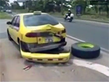 ВИДЕО: колесо грузовика протаранило на дороге такси