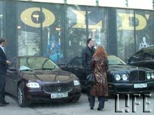 В Москве у VIP-клуба Bentley задел боком Maserati